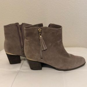 Isaac Mizrahi gray suede bootie
